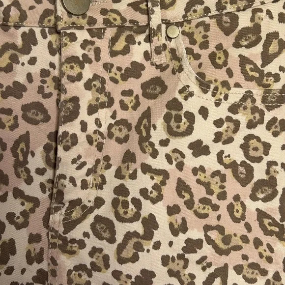 Wonderly - Leopard Print Women's Shorts - Picture 2 of 5